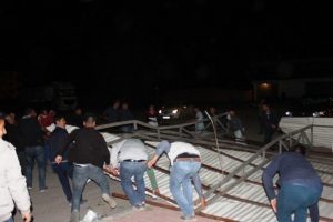 Iğdır'da şiddetli r&uuml;zgar &ccedil;atıları u&ccedil;urdu