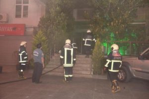 Otelin bodrum katındaki gece kulub&uuml;nde &ccedil;ıkan yangın kortuttu
