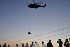 Tellere takılan paraş&uuml;t&ccedil;&uuml; helikopterin r&uuml;zgarıyla yere d&uuml;şt&uuml;