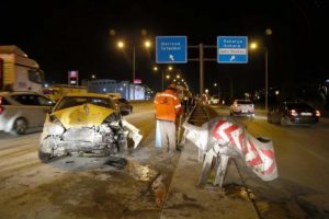 Otomobil bariyere &ccedil;arptı: 1 yaralı