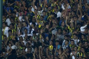 Fenerbah&ccedil;eli taraftarlardan polise ziyaret...