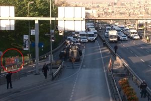 E-5'te pankartlı t&uuml;p paniği