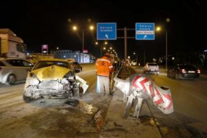 Otomobil bariyere &ccedil;arptı: 1 yaralı