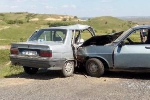 Stabilize yolda otomobiller &ccedil;arpıştı: 1 &ouml;l&uuml;, 2 yaralı