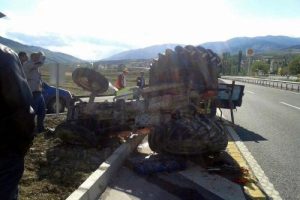 Devrilen trakt&ouml;r&uuml;n s&uuml;r&uuml;c&uuml;s&uuml; &ouml;ld&uuml;