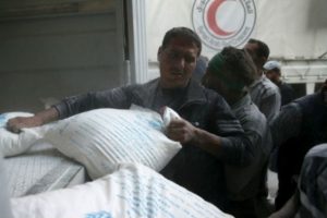 Kuşatma altındaki kente 4 yıl sonra ilk yardım konvoyu