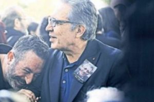 Cem Yılmaz'ın cenazede g&uuml;lmesi tartışma yarattı