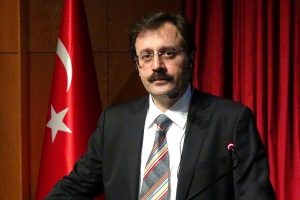 Profes&ouml;r&uuml;n 'Başkanlık' konferansına 40 kişi geldi