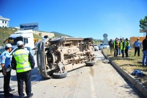 Bursa'da iş&ccedil;ileri taşıyan minib&uuml;se TIR &ccedil;arptı!