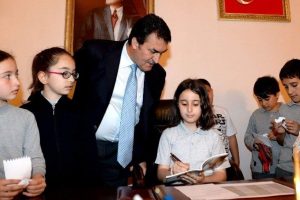 Başkan D&uuml;ndar, koltuğunu &ccedil;ocuklara bıraktı