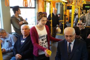 Bursa'da yolculara konser verip para topladılar