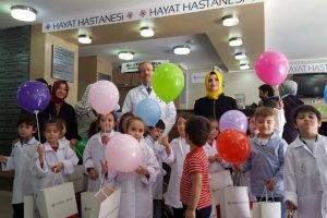 Bursa'da geleceğin doktorları &ouml;nl&uuml;klerini giydi