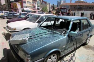 Baz istasyonu par&ccedil;ası, &ccedil;atıdan otomobilin &uuml;zerine d&uuml;şt&uuml;