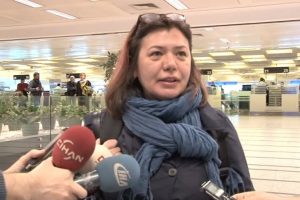 Tutuklu akademisyen i&ccedil;in adliye &ouml;n&uuml;nde destek