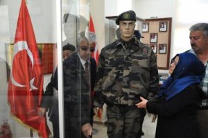 Şehit eşinin hatıralarını m&uuml;zeye bağışladı