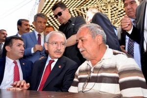 Kılı&ccedil;daroğlu, Mersin'de şehit evini ziyaret etti