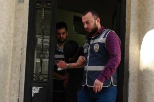 Ka&ccedil;arken kopan parmağını bırakan ş&uuml;pheli yakalandı