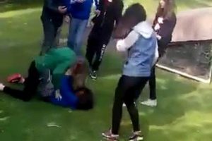 Kız &ouml;ğrenciler tekme tokat kavga etti
