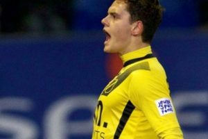 Eski Bursasporlu Enes &Uuml;nal, Bel&ccedil;ikalı g&uuml;zele g&ouml;nl&uuml;n&uuml; kaptırdı