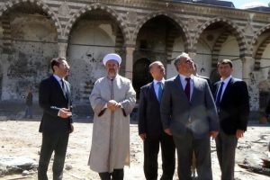 G&ouml;rmez, ter&ouml;ristlerin tahrip ettiği camiyi gezdi