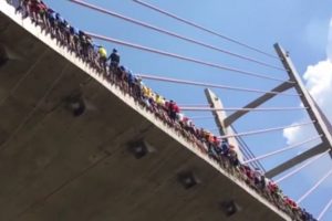 Rekor i&ccedil;in 149 kişi k&ouml;pr&uuml;den atladı!