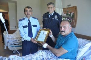 Başbakanın &ouml;vg&uuml;yle bahsettiği Bursalı polise başarı belgesi