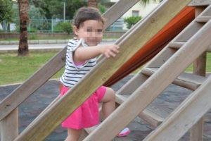 Dayak mağduru bebek babasıyla &ccedil;ok mutlu