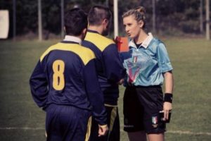 Kadın hakeme '&uuml;t&uuml; yap' diyen futbolcuya 3 ay men