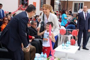 Esnafın yere &ccedil;arptığı Suriyeli &ccedil;ocuk artık &ccedil;ok mutlu