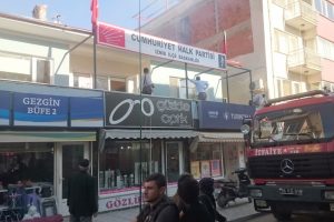 Bursa'da CHP binasında yangın paniği!
