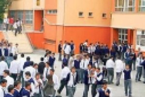 Okul m&uuml;d&uuml;r&uuml;n&uuml;n penceresinden atladı