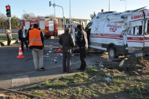 Ambulans ile otomobil &ccedil;arpıştı: 2 &ouml;l&uuml;, 3 yaralı