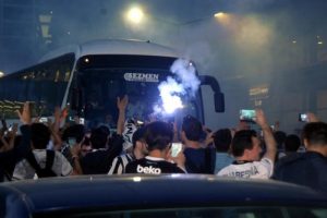 Beşiktaş'a İzmir'de coşkulu karşılama
