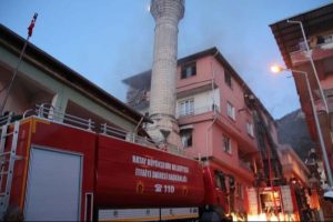 Alevlerin arasında kalan 5 kişiyi itfaiye kurtardı