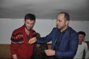 Bursa'da Ensar Vakfına saldıranlar &ouml;z&uuml;r dileyip el &ouml;pt&uuml;
