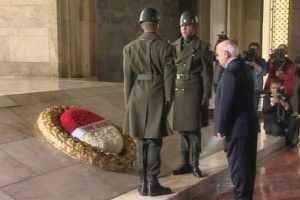 TBMM Başkanı Atat&uuml;rk Anıtı'na &ccedil;elenk bıraktı
