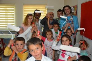 Bursa'da bayramda &ouml;ğretmenleriyle okulu boyadılar