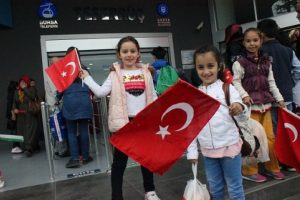 Bursa'da &ccedil;ocukların &uuml;cretsiz teleferik sevinci