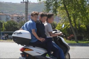 Bursa'da 3 gencin motosiklette yolculuğu korkuttu