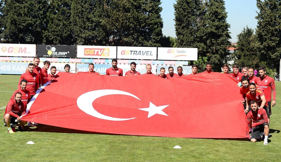 Galatasaraylı futbolculardan 23 Nisan pozu
