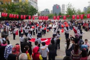 Bursa'da &ccedil;ocukların bayramında b&uuml;y&uuml;kler &ccedil;ifttelli oynadı