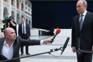 Putin'in &ouml;n&uuml;nde diz &ccedil;&ouml;kt&uuml;!