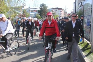 Bakan Yılmaz sağlıklı yaşam i&ccedil;in pedal &ccedil;evirdi