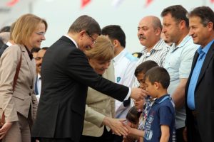 Davutoğlu ve Merkel sığınmacılarla buluştu