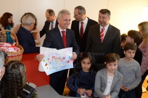 Alman Belediye Başkanı koltuğunu T&uuml;rk &ouml;ğrenciye verdi
