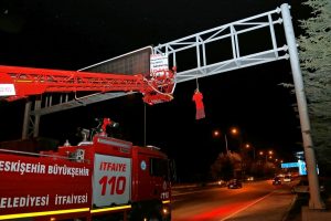 Eskişehir'de Bursa-Ankara karayolunda trafik levhasında ilgin&ccedil; g&ouml;r&uuml;nt&uuml;