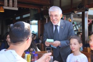Profes&ouml;r garsonluğa başladı