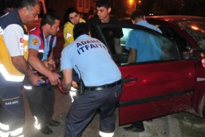 Ağaca &ccedil;arpan otomobilde 2 yaralı