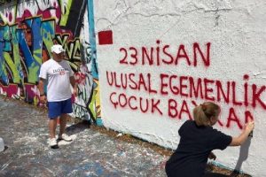 Bursalı &ccedil;ift 23 Nisan'ı Florida'da duvar yazısıyla kutladılar