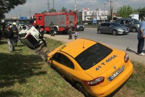 Taksi, bariyerlere sonra cipe &ccedil;arptı: 3 yaralı